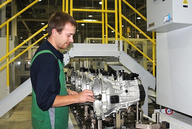 Montování převodovek v továrně Hyundai v ČR